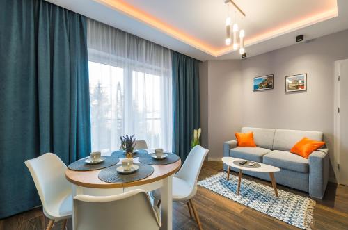 Apartamenty i Pokoje InforesPark的休息区