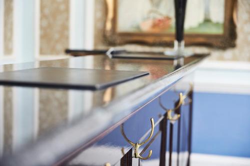 北安普敦塞奇布鲁克庄园酒店的坐在柜台顶上的一副眼镜