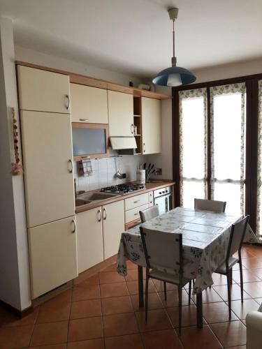 博洛尼亚Michelino's house的厨房配有桌子和桌椅