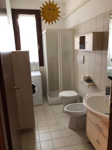 博洛尼亚Michelino's house的一间带卫生间和水槽的浴室
