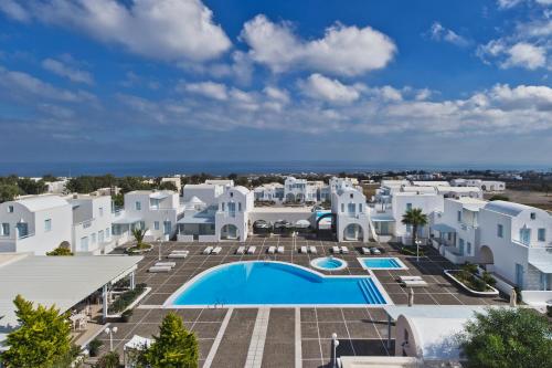 费拉格雷科Spa度假酒店的享有带游泳池的度假村的正面景致