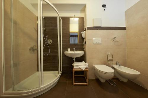 拉比阿贝特罗素旅馆的带淋浴、卫生间和盥洗盆的浴室