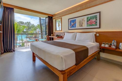 博瓦隆珊瑚斯特兰德明智选择的一间带大床的卧室和一个阳台