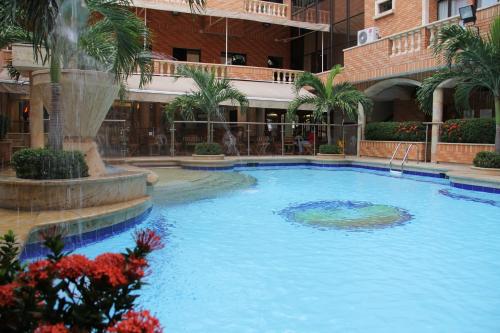 巴耶杜帕尔塔提湾酒店的一座带喷泉的建筑里的大型游泳池