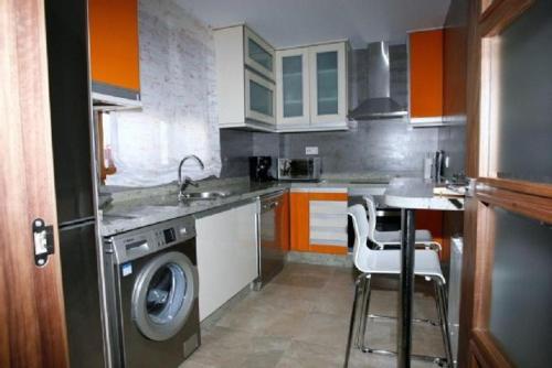 CaleruegaCasa Rural El Torreón II的厨房配有洗衣机和洗衣机。