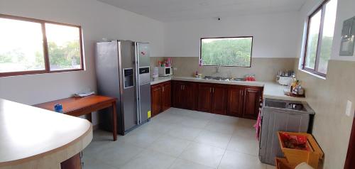 比亚米尔港Hostal Punta Arena的厨房配有不锈钢冰箱和木制橱柜
