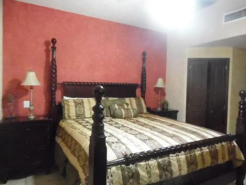 佩尼亚斯科港Sonoran Sky 1BR Upper SKY 405-V by Casago的一间卧室配有一张大床和两盏灯。