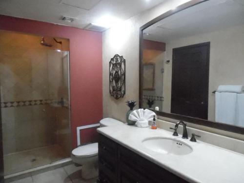 佩尼亚斯科港Sonoran Sky 1BR Upper SKY 405-V by Casago的一间带水槽、卫生间和镜子的浴室