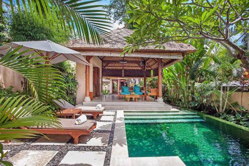 坎古塔姆赛赛斯酒店的一个带游泳池和别墅的后院