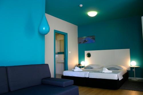 波尔Apartments Villa Azzurra Bol的一间卧室设有一张床和蓝色的墙壁
