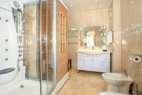博瓦隆珊瑚斯特兰德明智选择的带淋浴、盥洗盆和卫生间的浴室
