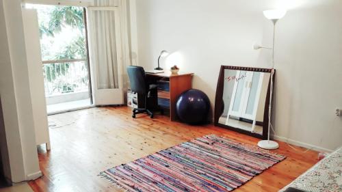 塞萨洛尼基Peaceful Home的客房设有书桌、镜子和椅子。
