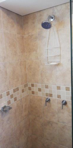 通哈Habitación con baño privado的配有2个水龙头和淋浴的淋浴