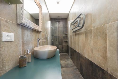 佩鲁贾Casa Malichi - Rètro Apartment - Centro Storico Perugia的带浴缸、水槽和镜子的浴室