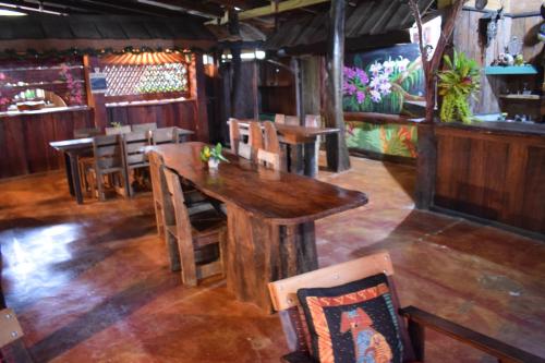 萨拉皮基Mirador Prendas的一间带木桌和椅子的用餐室