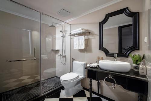 萨帕My Boutique Hotel & Spa的浴室配有卫生间、盥洗盆和淋浴。