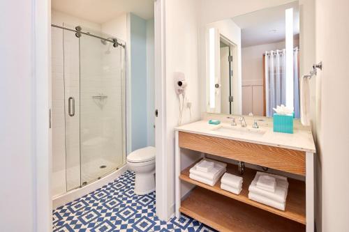 奥兰多无尽夏日度假村 – 冲浪酒店的一间带水槽、淋浴和卫生间的浴室