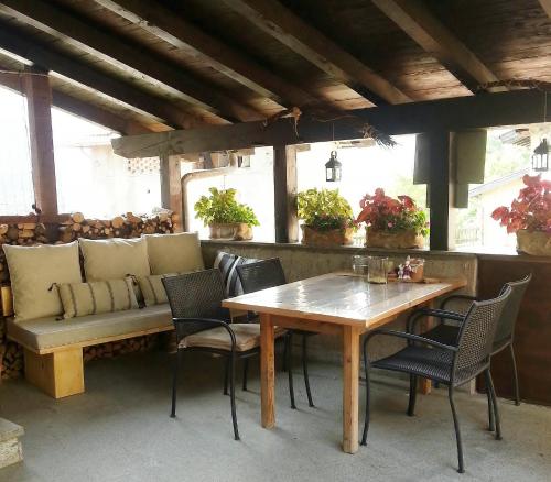 滕诺Casa Calvola holiday home的庭院设有桌椅和长凳