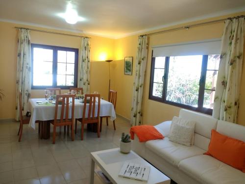 塔伊切Casa Montaña de Tahiche的客厅配有白色的沙发和桌子