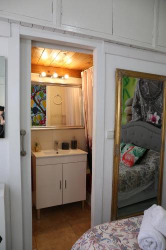 瓦伦西亚Casa Isa的客房内的浴室设有水槽和镜子