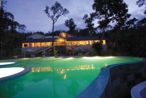 桑提科帕库格温德弗劳尔度假胜地及水疗中心酒店 的一座晚上设有游泳池的房子