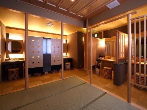 东伊豆町恩娜彤日东海大厦酒店的更衣室设有水槽和镜子