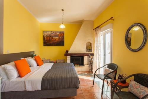 加拉塔斯Evelia Apartment的一间卧室配有一张带橙色枕头的床和壁炉