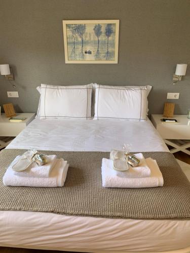 卡尔达斯·德·雷斯Casa Herreria的一间卧室配有带毛巾的床
