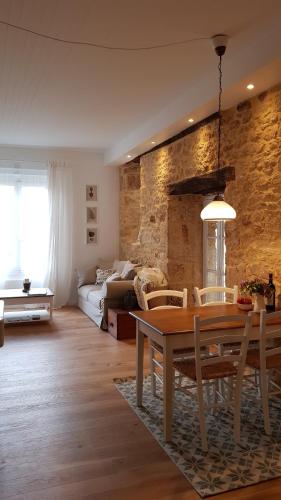 萨尔拉拉卡内达Le Rousseau Sarlat的客厅配有桌子和沙发