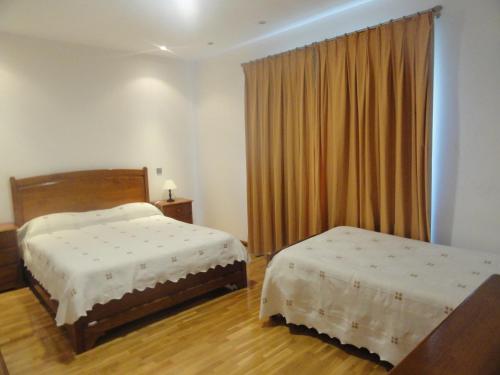 米兰达·杜·杜罗福尔特卡贝克酒店的一间卧室设有两张床和窗户。