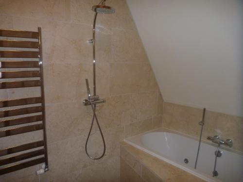 斯希蒙尼克奥赫阿姆布罗斯酒店的带淋浴和浴缸的浴室