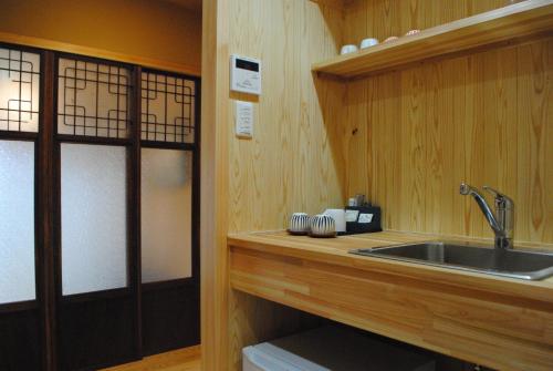 奈良NARAigoto EENA HOUSE的厨房配有水槽和木台面