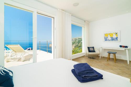 哈维亚Villa Bombon的一间卧室配有一张床,享有海景
