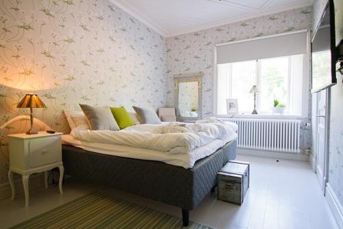 韦姆德菲特烈堡餐厅酒店的一间卧室设有一张大床和一个窗户。