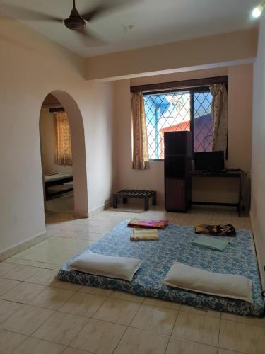 巴加Bijou Guest House的客厅配有2张位于地板上的冥想垫