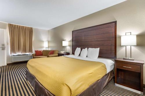 佛罗伦萨佛罗伦斯伊克诺旅店的酒店客房设有一张带黄色毯子的大床