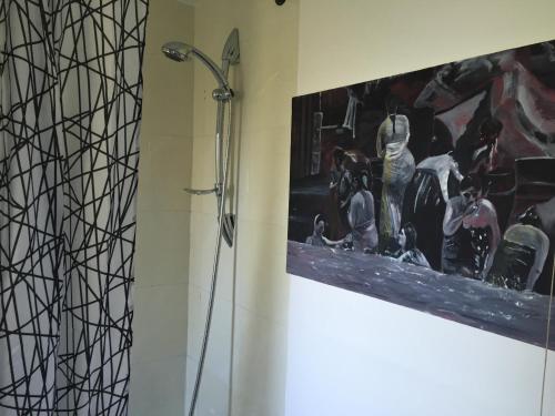 圣奥尔本斯Spacious 3 Bedroom Apartment的浴室设有淋浴,墙上有绘画作品