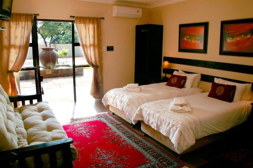 奥奇瓦龙戈卡达萨旅馆的一间带两张床和一张沙发的卧室