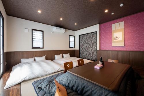 由布市Kotonone Mai Suzu的一间卧室配有两张床和一张桌子