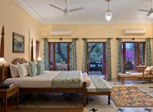 焦特布尔拉坦维拉斯酒店的一间卧室设有一张床和一间客厅。
