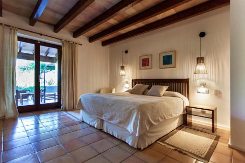 科洛尼亚圣霍尔迪赛斯艾尼斯乡村民宿的一间卧室设有一张床和一个大窗户