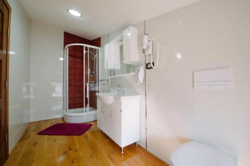 默主歌耶Villa Panorama的白色的浴室设有水槽和淋浴。