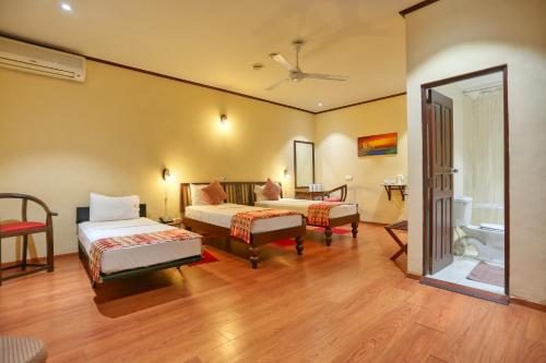 科伦坡Colombo City Hotels (Pvt) Ltd的酒店客房带两张床和一间浴室
