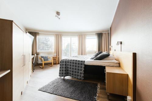 波里艺特瑞Spa酒店的一间卧室设有一张床和一个大窗户