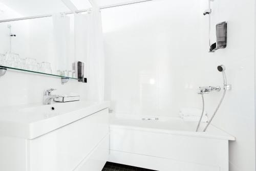 波里艺特瑞Spa酒店的白色的浴室设有水槽和浴缸。