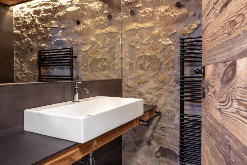 绍里斯Pa' Sefn的浴室配有白色水槽和石墙