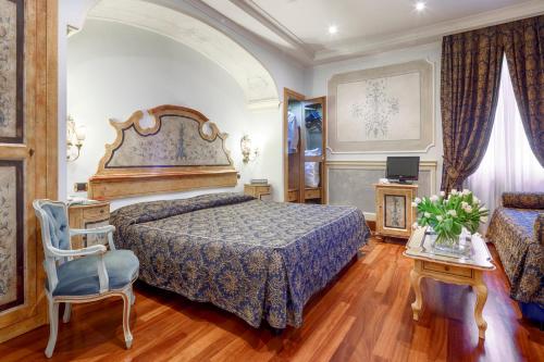 罗马圣皮欧别墅酒店的一间卧室配有一张大床和一把椅子