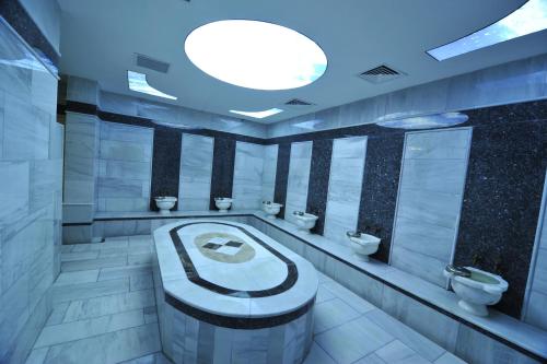 阿勒格兰德塞纳斯酒店的一间带3个卫生间和浴缸的浴室