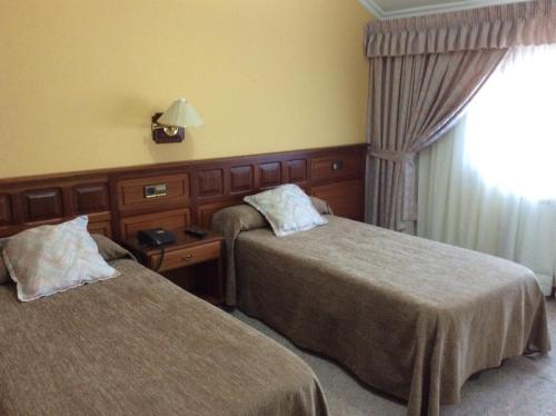 切尔沃卡特尔欧酒店的酒店客房设有两张床和窗户。