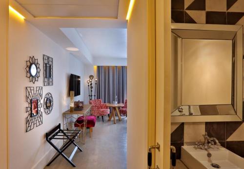 马拉喀什2希尔斯精品酒店的一间带水槽和镜子的浴室以及一间用餐室